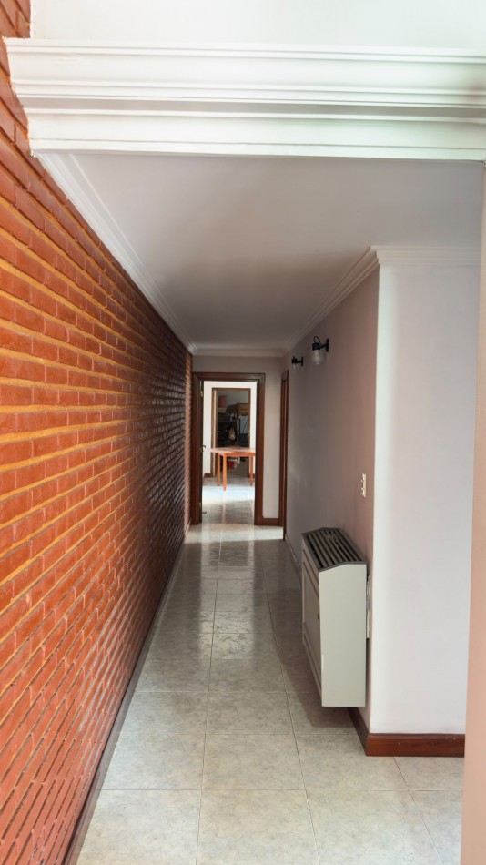 Casa 3 Ambientes en Venta en Lopez de Gomara - 2 Dormitorios, 2 Cocheras y Parrilla