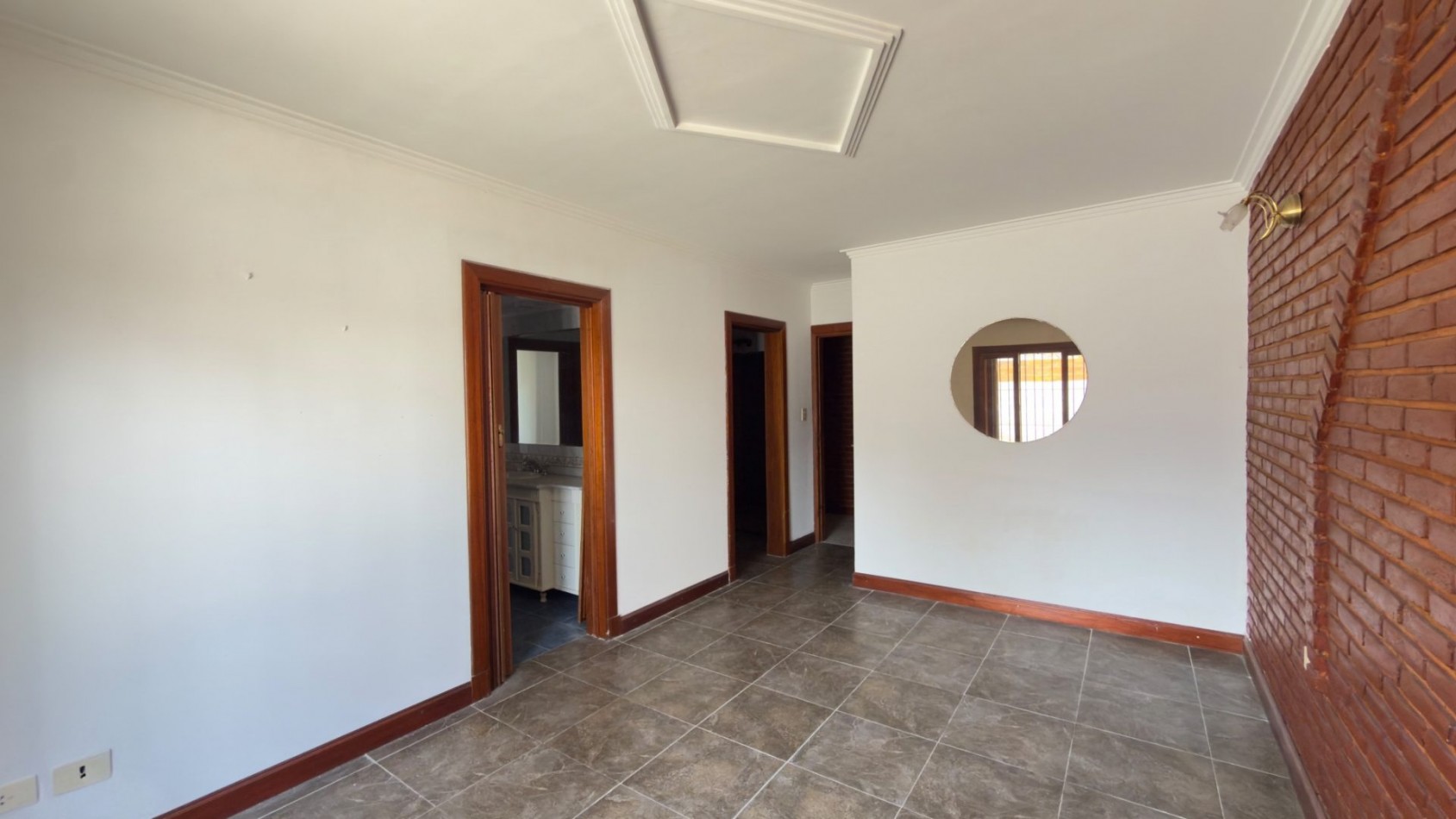 Casa 3 Ambientes en Venta en Lopez de Gomara - 2 Dormitorios, 2 Cocheras y Parrilla