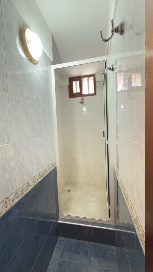 Casa 3 Ambientes en Venta en Lopez de Gomara - 2 Dormitorios, 2 Cocheras y Parrilla