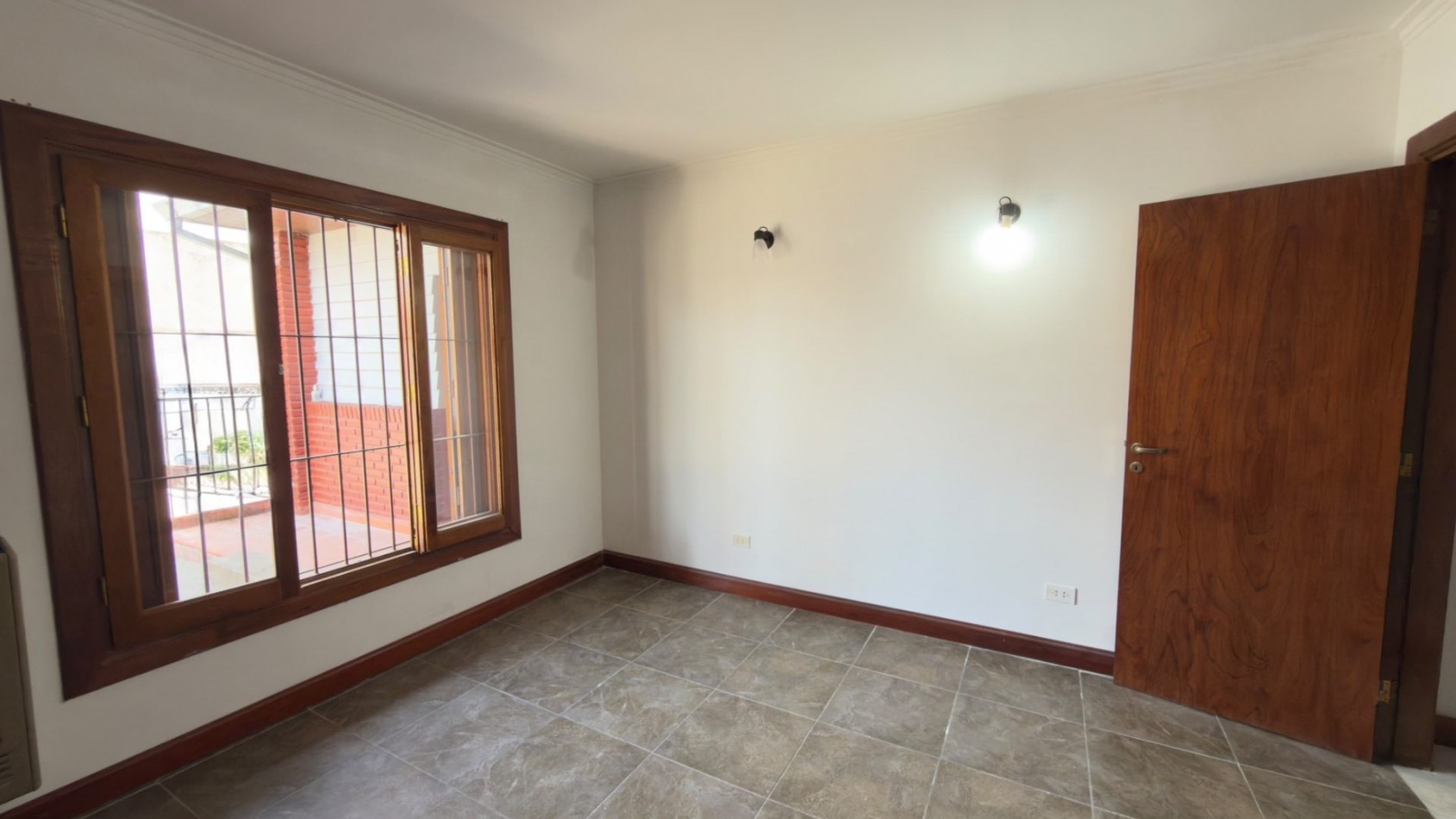 Casa 3 Ambientes en Venta en Lopez de Gomara - 2 Dormitorios, 2 Cocheras y Parrilla