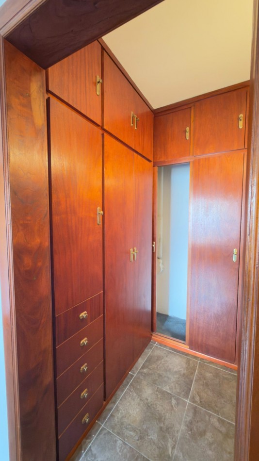 Casa 3 Ambientes en Venta en Lopez de Gomara - 2 Dormitorios, 2 Cocheras y Parrilla