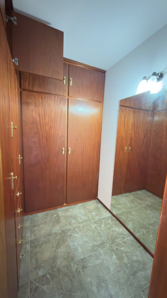 Casa 3 Ambientes en Venta en Lopez de Gomara - 2 Dormitorios, 2 Cocheras y Parrilla