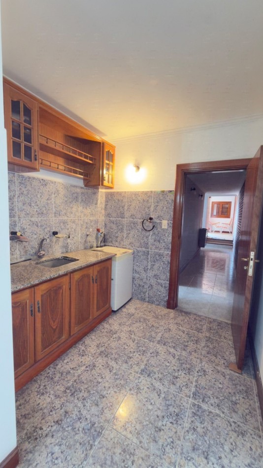 Casa 3 Ambientes en Venta en Lopez de Gomara - 2 Dormitorios, 2 Cocheras y Parrilla
