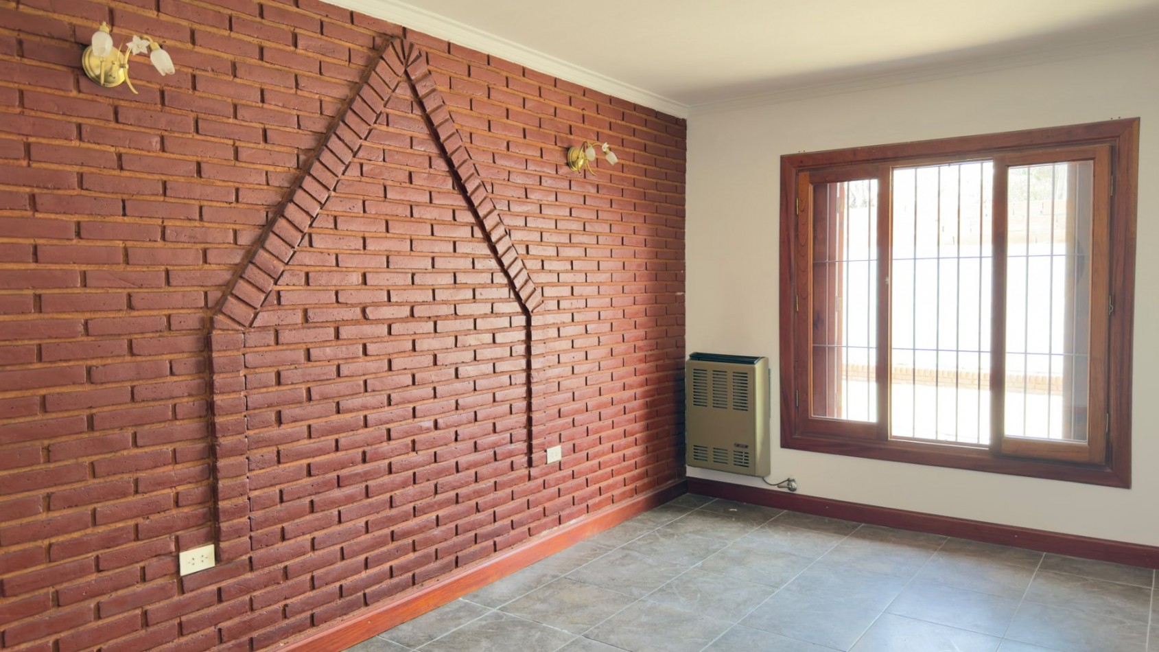 Casa 3 Ambientes en Venta en Lopez de Gomara - 2 Dormitorios, 2 Cocheras y Parrilla