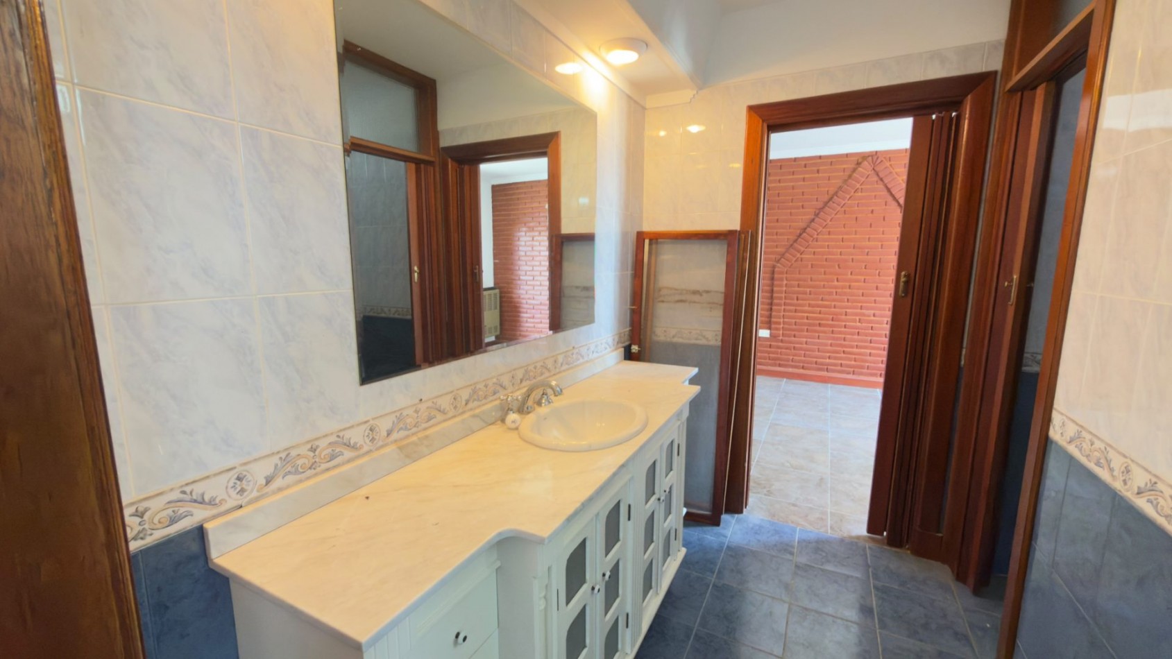 Casa 3 Ambientes en Venta en Lopez de Gomara - 2 Dormitorios, 2 Cocheras y Parrilla