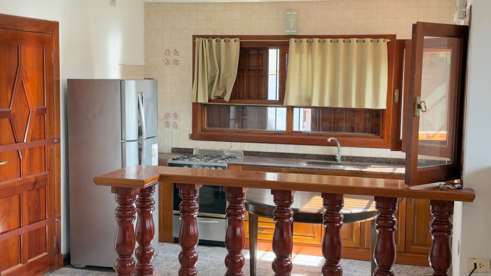 Casa 3 Ambientes en Venta en Lopez de Gomara - 2 Dormitorios, 2 Cocheras y Parrilla