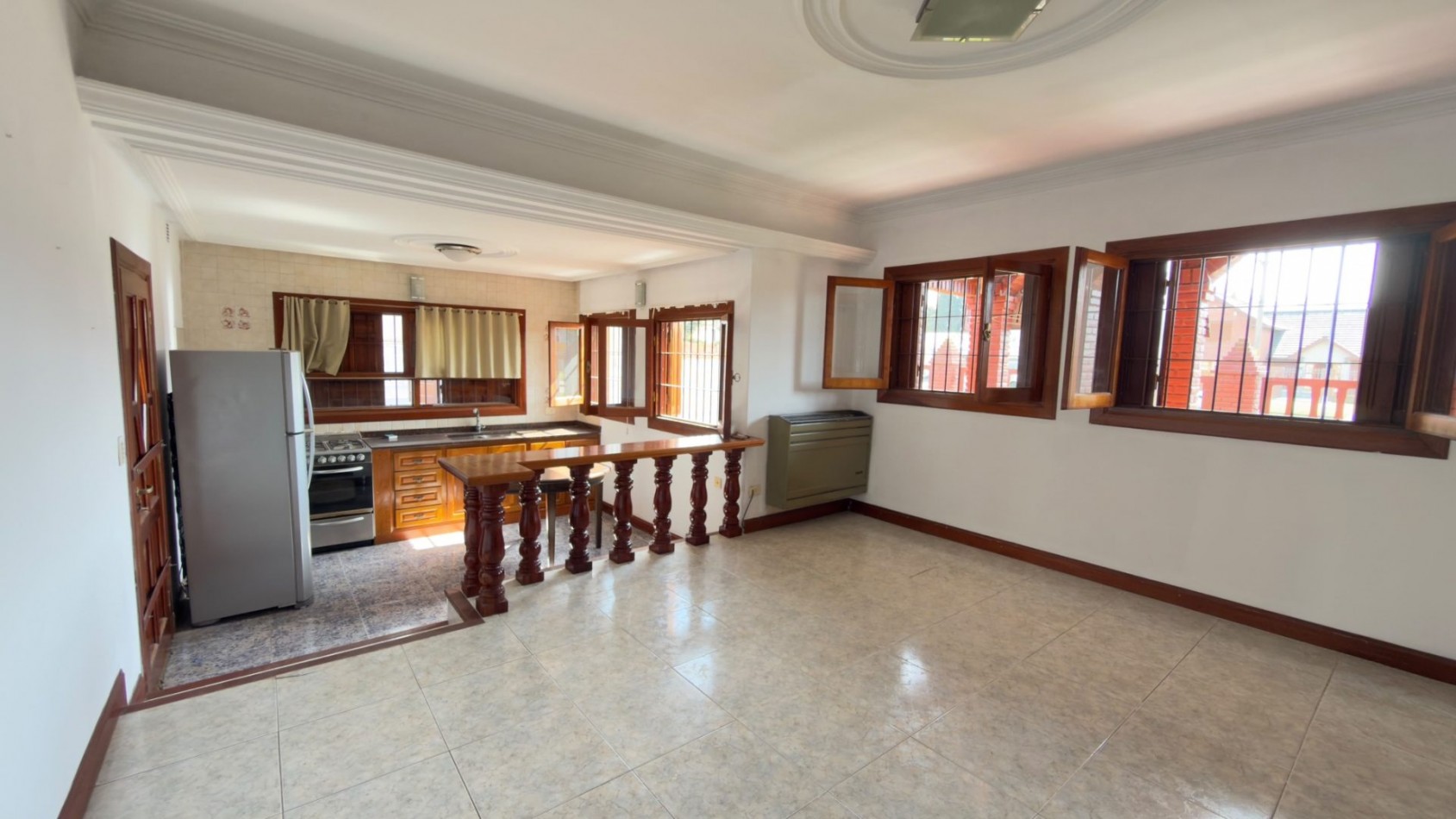 Casa 3 Ambientes en Venta en Lopez de Gomara - 2 Dormitorios, 2 Cocheras y Parrilla