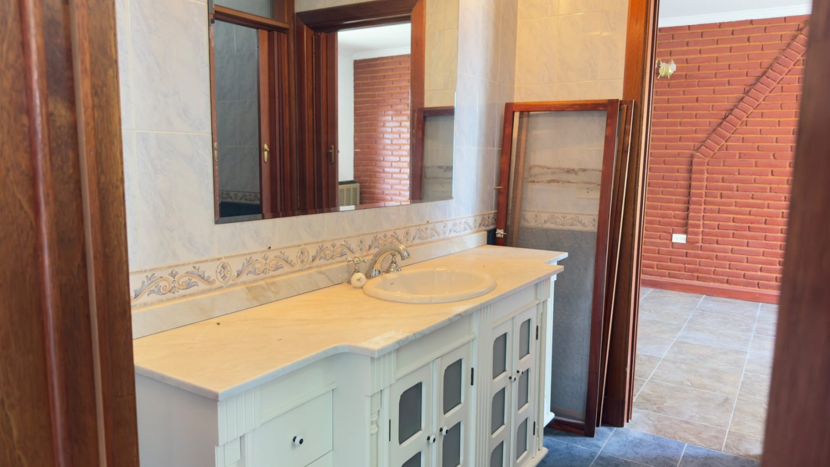 Casa 3 Ambientes en Venta en Lopez de Gomara - 2 Dormitorios, 2 Cocheras y Parrilla