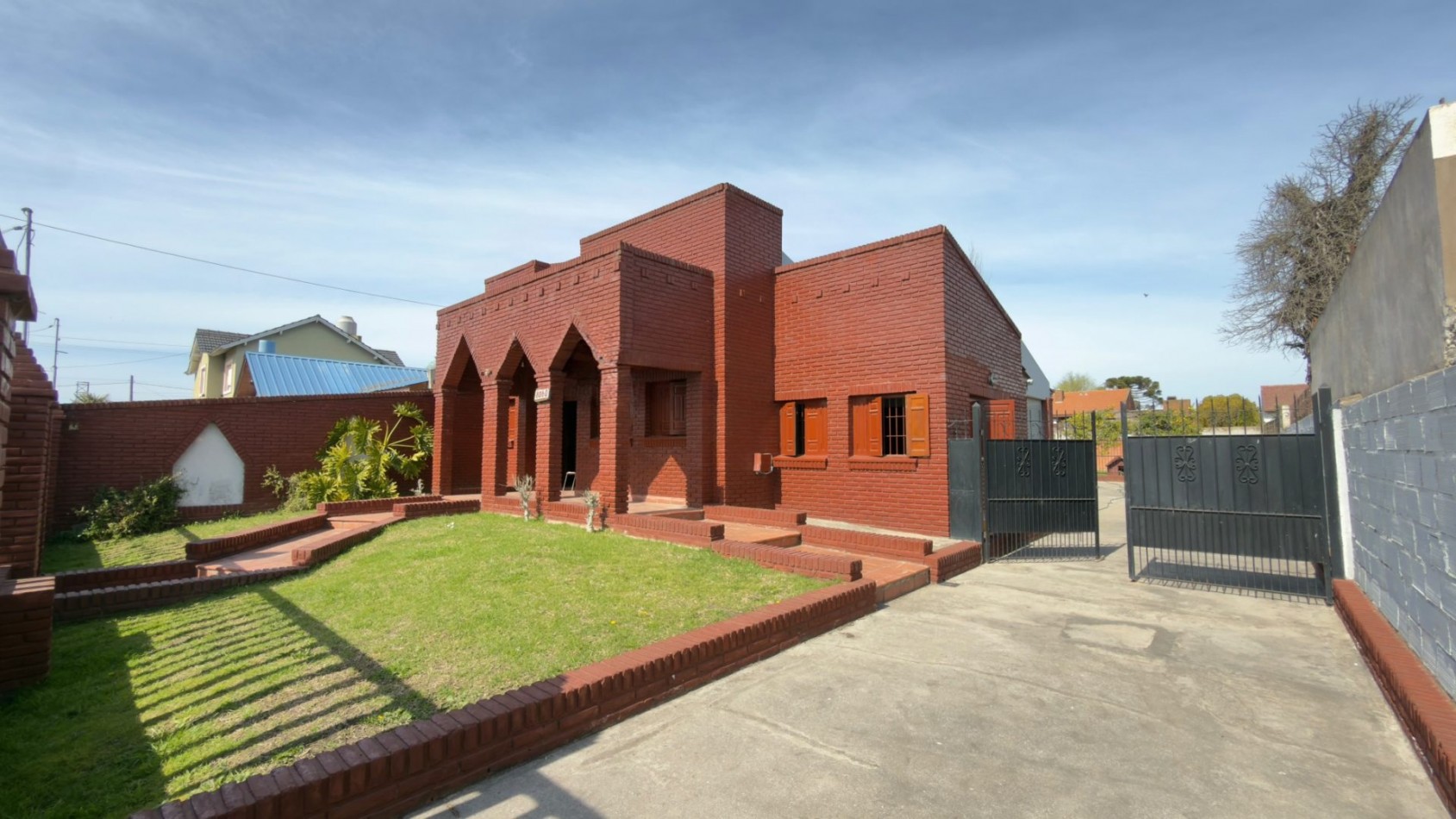 Casa 3 Ambientes en Venta en Lopez de Gomara - 2 Dormitorios, 2 Cocheras y Parrilla