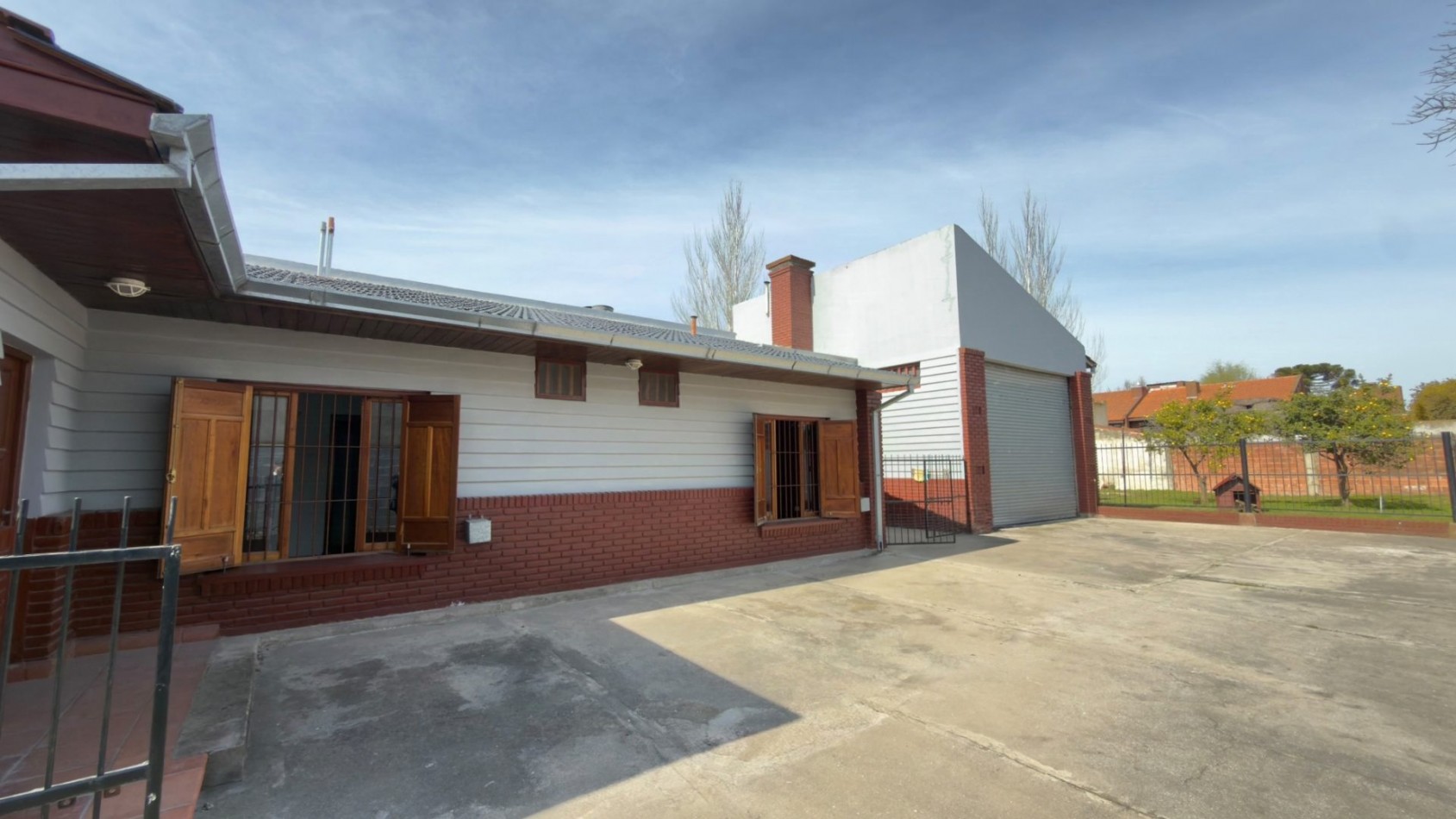 Casa 3 Ambientes en Venta en Lopez de Gomara - 2 Dormitorios, 2 Cocheras y Parrilla