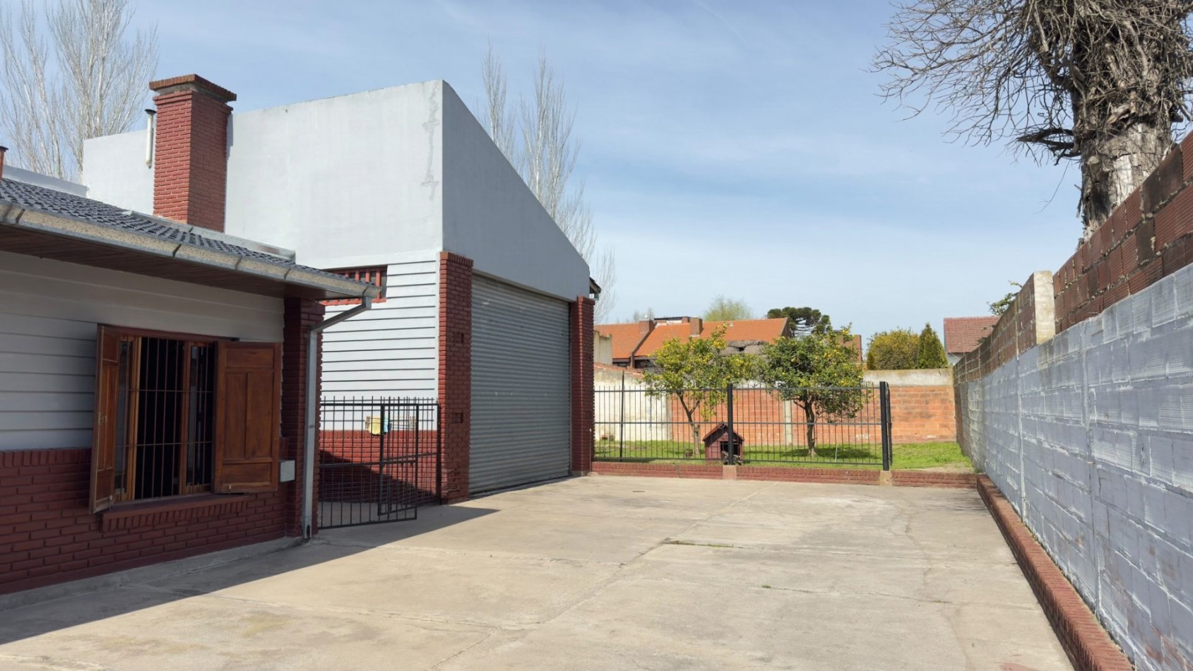 Casa 3 Ambientes en Venta en Lopez de Gomara - 2 Dormitorios, 2 Cocheras y Parrilla