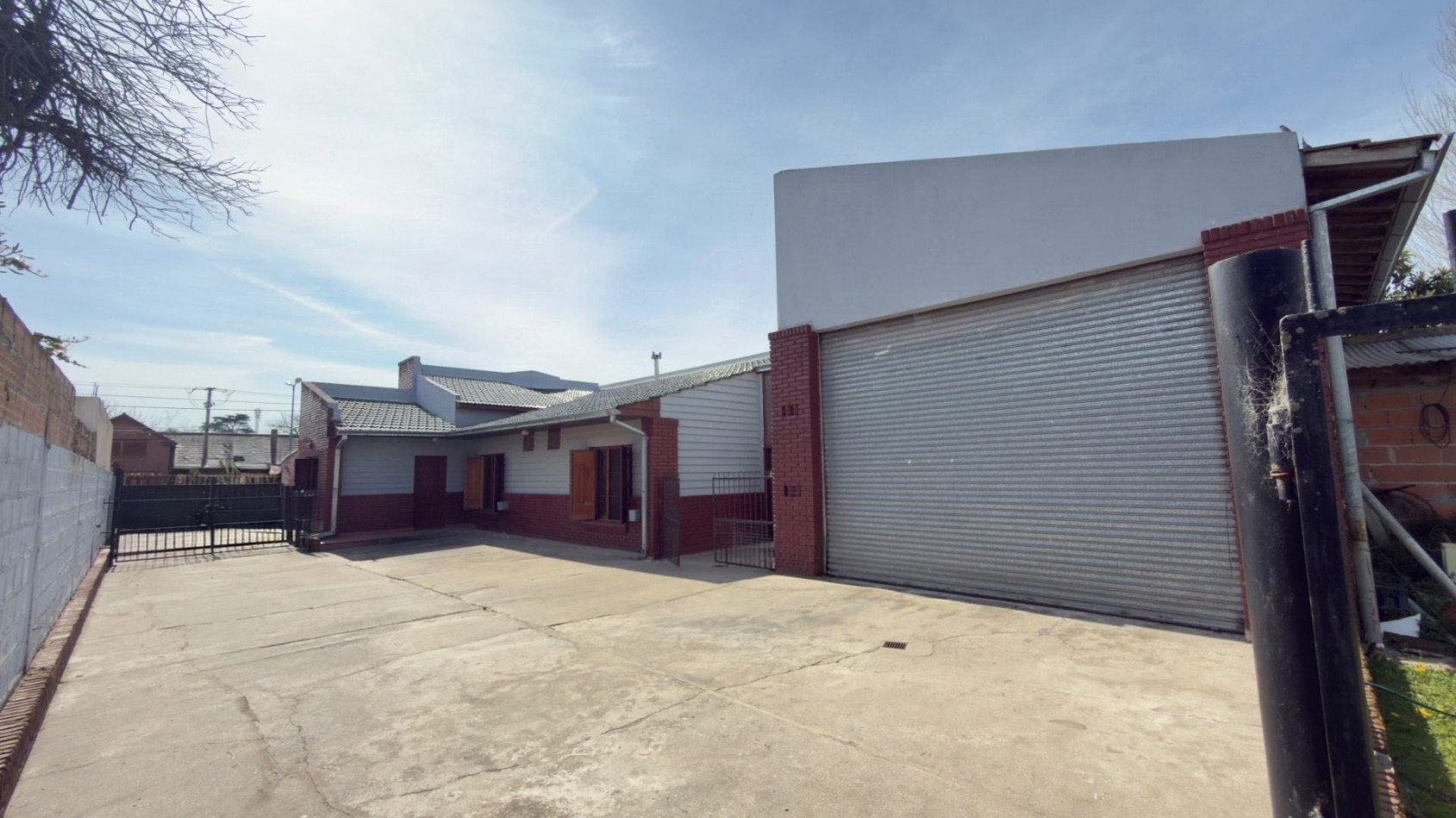 Casa 3 Ambientes en Venta en Lopez de Gomara - 2 Dormitorios, 2 Cocheras y Parrilla