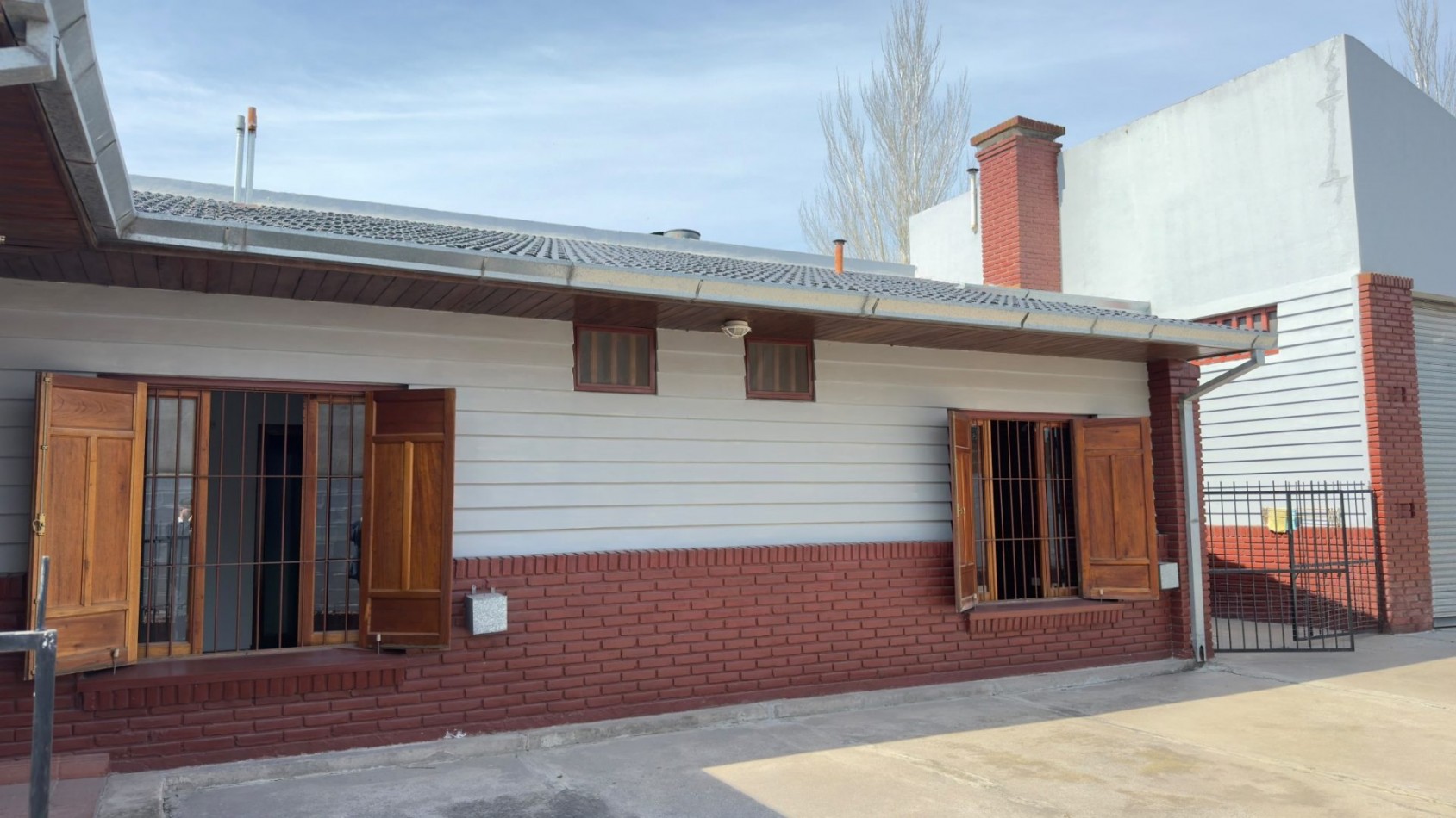 Casa 3 Ambientes en Venta en Lopez de Gomara - 2 Dormitorios, 2 Cocheras y Parrilla