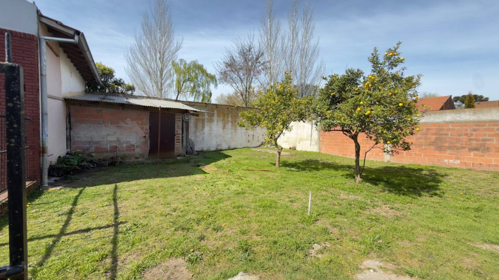 Casa 3 Ambientes en Venta en Lopez de Gomara - 2 Dormitorios, 2 Cocheras y Parrilla