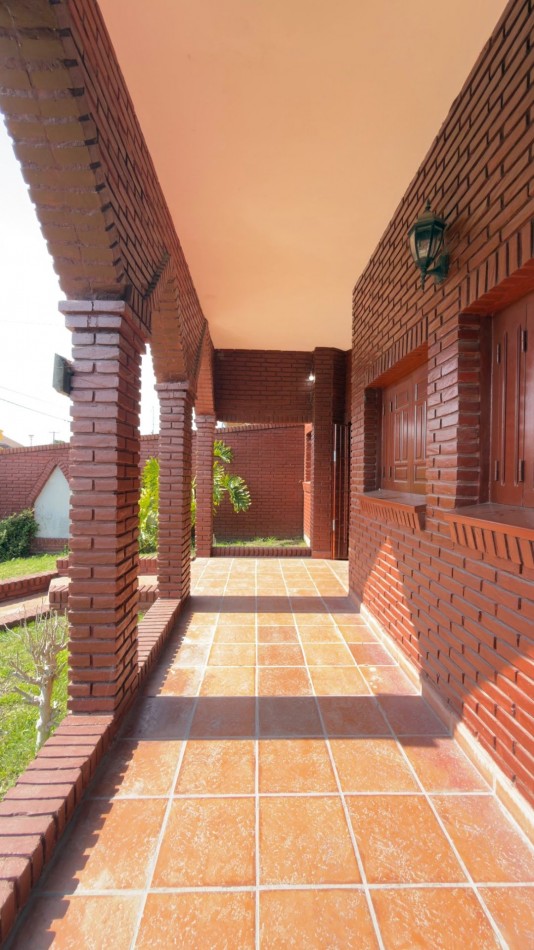 Casa 3 Ambientes en Venta en Lopez de Gomara - 2 Dormitorios, 2 Cocheras y Parrilla