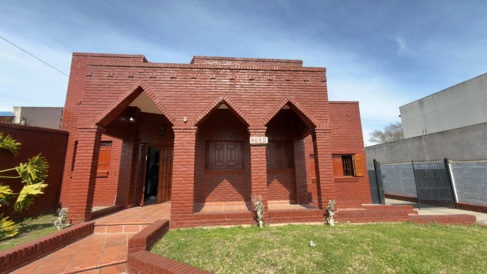 Casa 3 Ambientes en Venta en Lopez de Gomara - 2 Dormitorios, 2 Cocheras y Parrilla