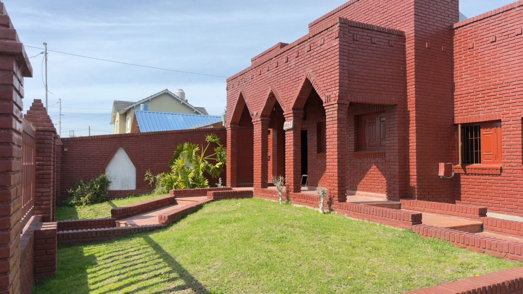 Casa 3 Ambientes en Venta en Lopez de Gomara - 2 Dormitorios, 2 Cocheras y Parrilla