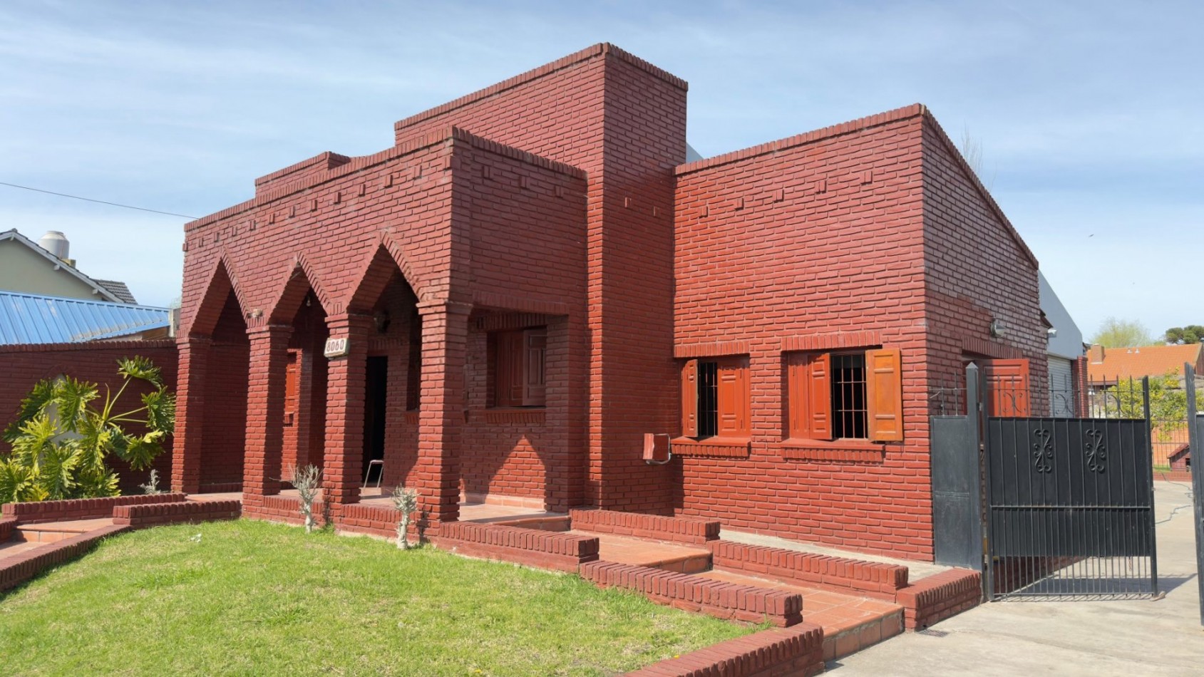 Casa 3 Ambientes en Venta en Lopez de Gomara - 2 Dormitorios, 2 Cocheras y Parrilla