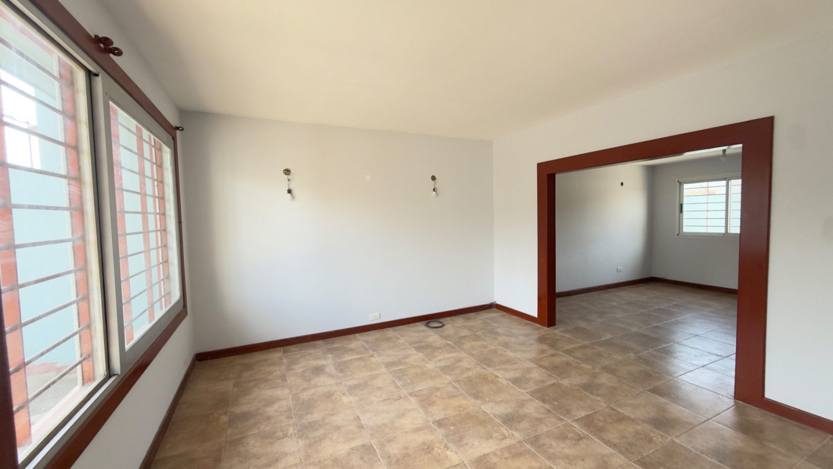 Casa 4 Ambientes en Venta en Lopez de Gomara - 3 Dormitorios, 2 Cocheras y Jardin