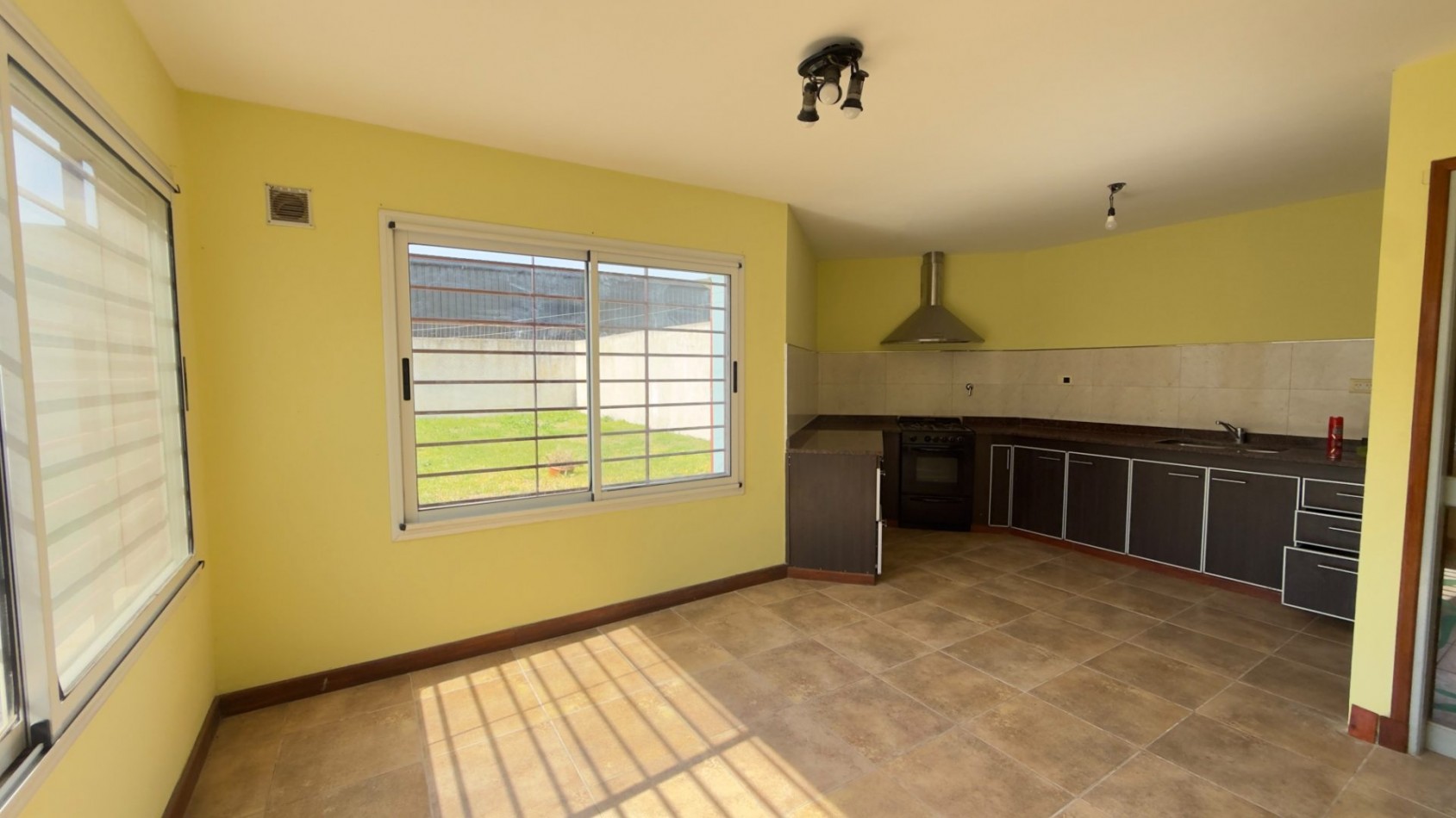 Casa 4 Ambientes en Venta en Lopez de Gomara - 3 Dormitorios, 2 Cocheras y Jardin