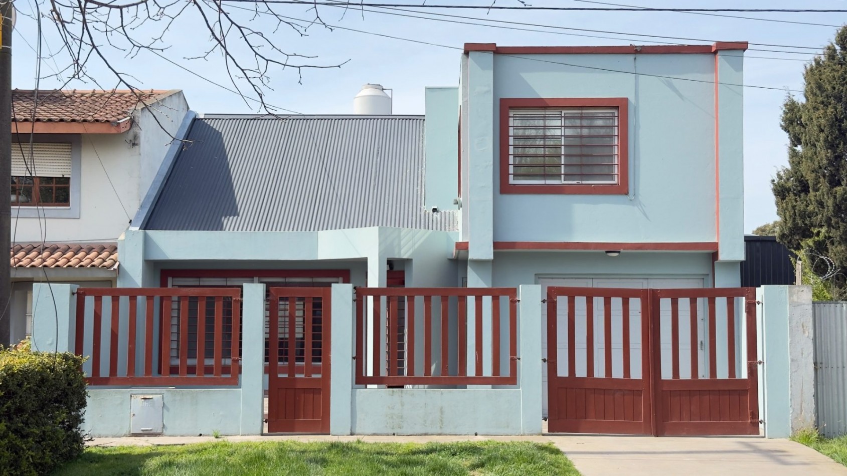 Casa 4 Ambientes en Venta en Lopez de Gomara - 3 Dormitorios, 2 Cocheras y Jardin