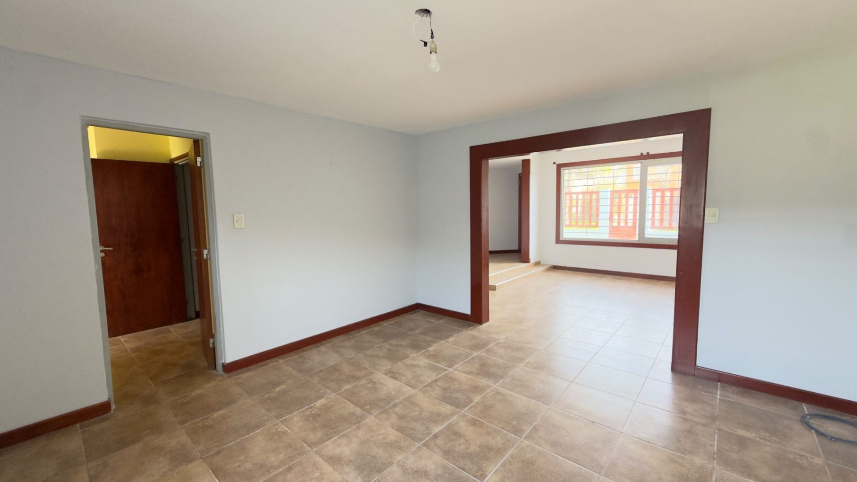 Casa 4 Ambientes en Venta en Lopez de Gomara - 3 Dormitorios, 2 Cocheras y Jardin
