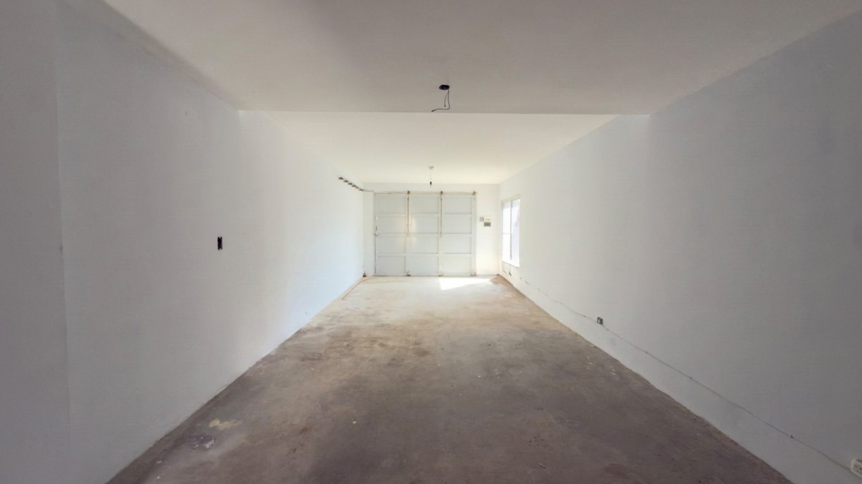 Casa 4 Ambientes en Venta en Lopez de Gomara - 3 Dormitorios, 2 Cocheras y Jardin