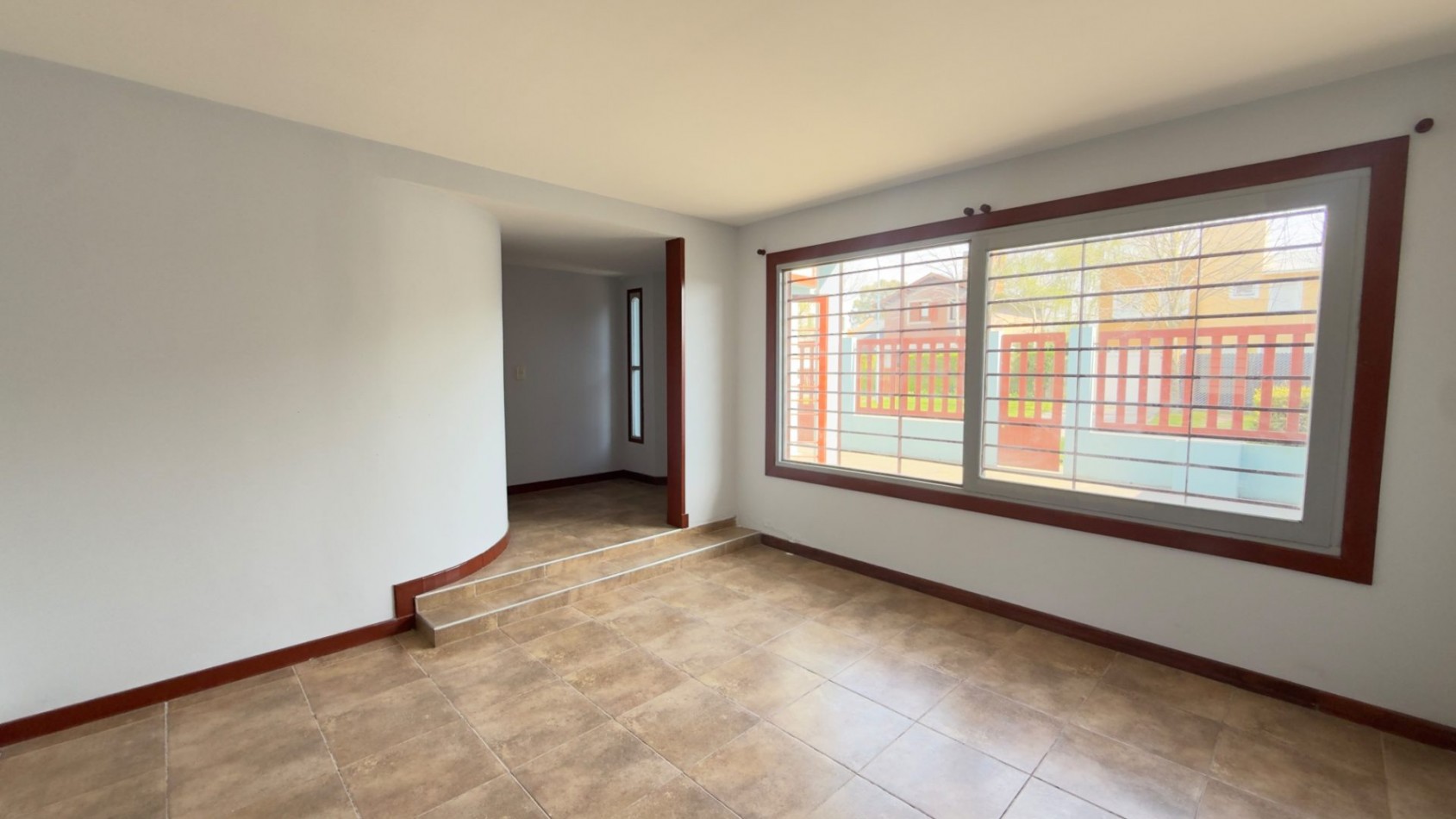 Casa 4 Ambientes en Venta en Lopez de Gomara - 3 Dormitorios, 2 Cocheras y Jardin
