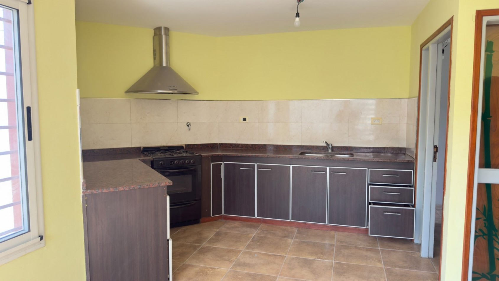 Casa 4 Ambientes en Venta en Lopez de Gomara - 3 Dormitorios, 2 Cocheras y Jardin