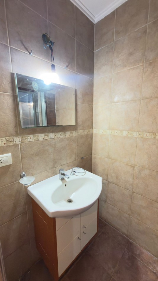 Casa 4 Ambientes en Venta en Lopez de Gomara - 3 Dormitorios, 2 Cocheras y Jardin