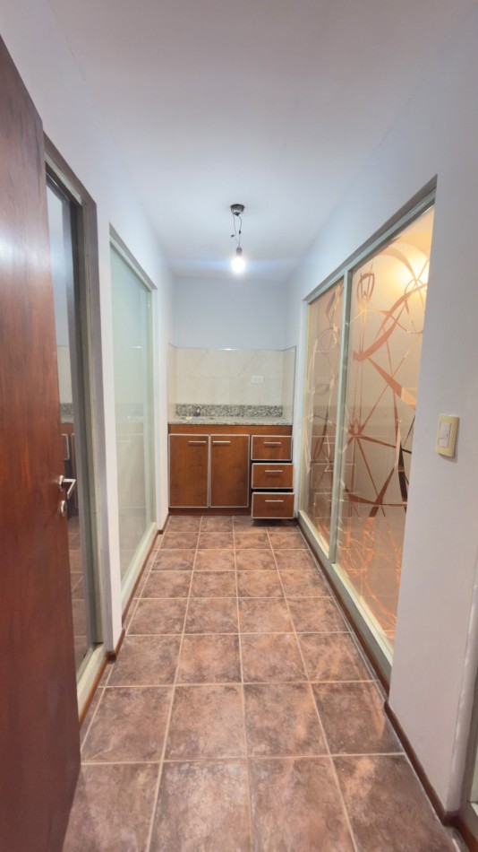 Casa 4 Ambientes en Venta en Lopez de Gomara - 3 Dormitorios, 2 Cocheras y Jardin