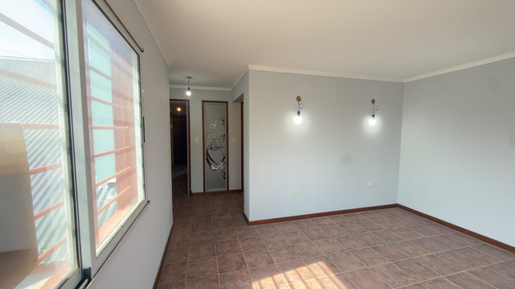 Casa 4 Ambientes en Venta en Lopez de Gomara - 3 Dormitorios, 2 Cocheras y Jardin