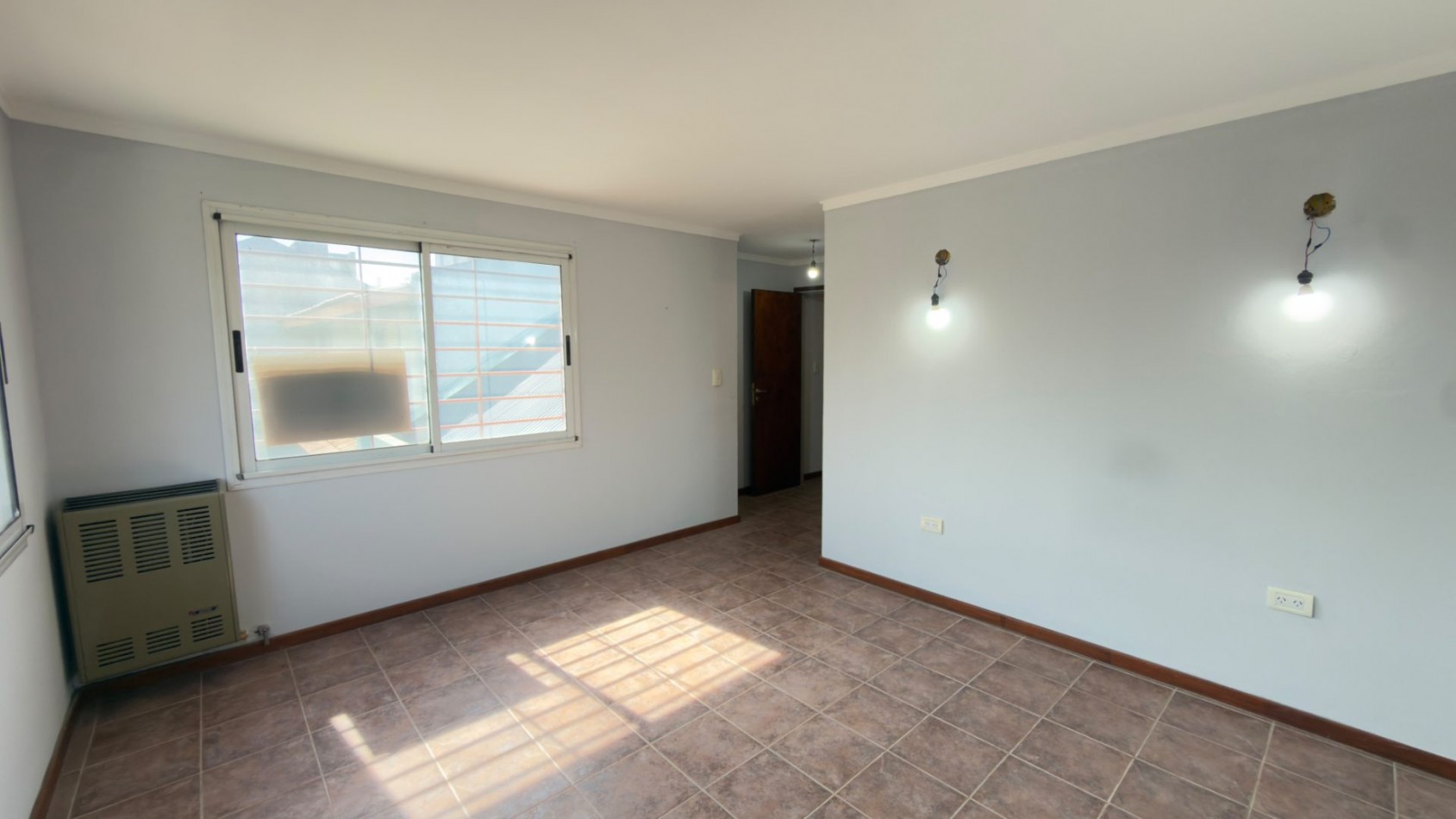 Casa 4 Ambientes en Venta en Lopez de Gomara - 3 Dormitorios, 2 Cocheras y Jardin