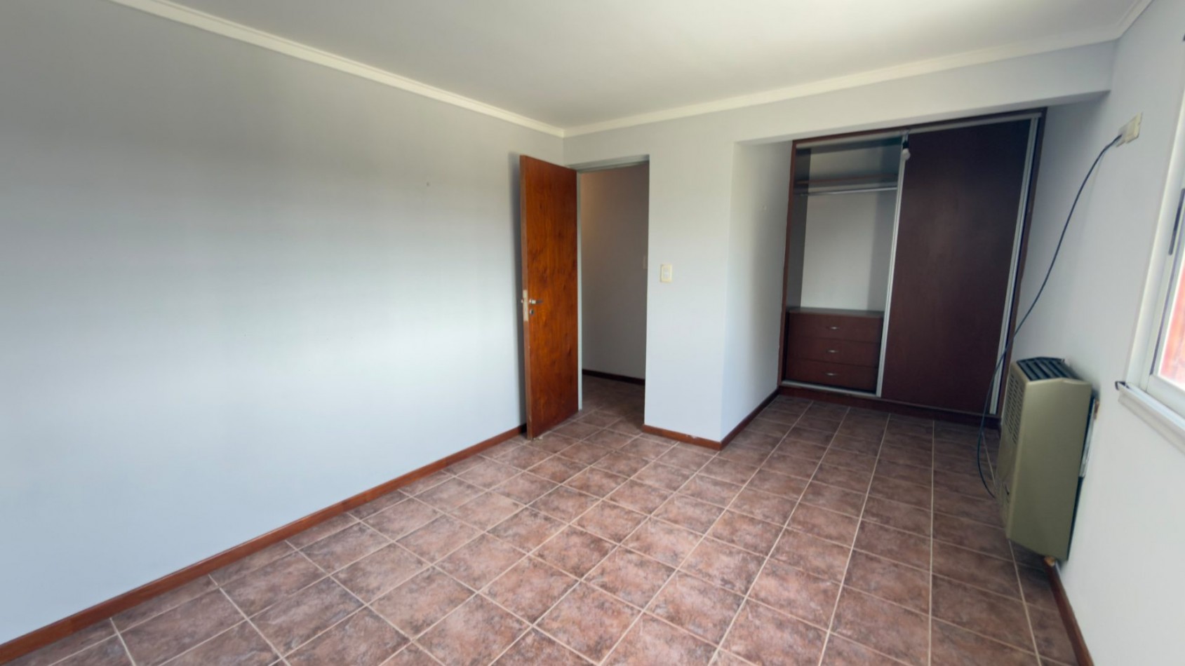 Casa 4 Ambientes en Venta en Lopez de Gomara - 3 Dormitorios, 2 Cocheras y Jardin
