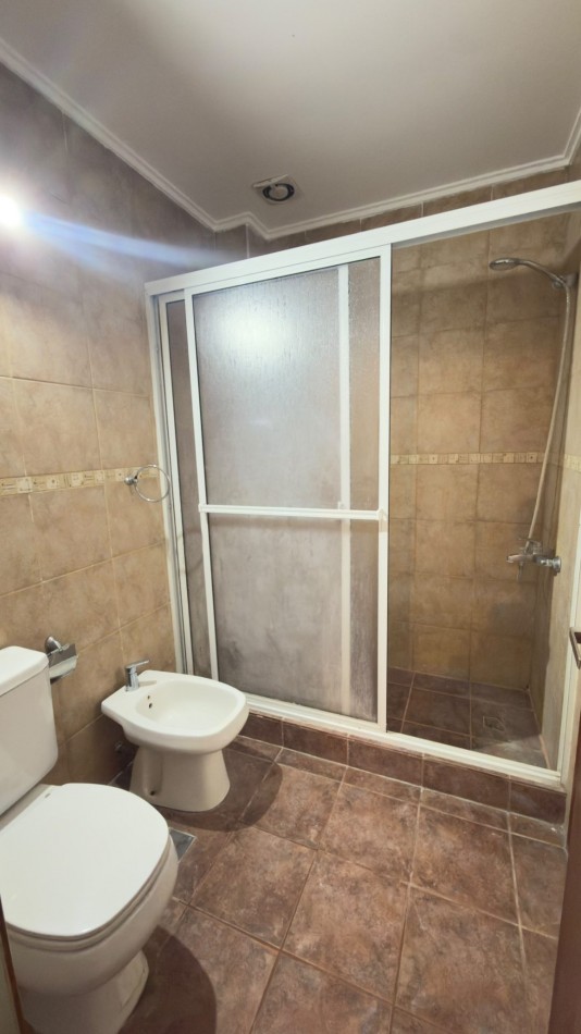Casa 4 Ambientes en Venta en Lopez de Gomara - 3 Dormitorios, 2 Cocheras y Jardin