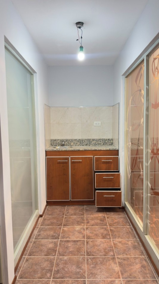 Casa 4 Ambientes en Venta en Lopez de Gomara - 3 Dormitorios, 2 Cocheras y Jardin