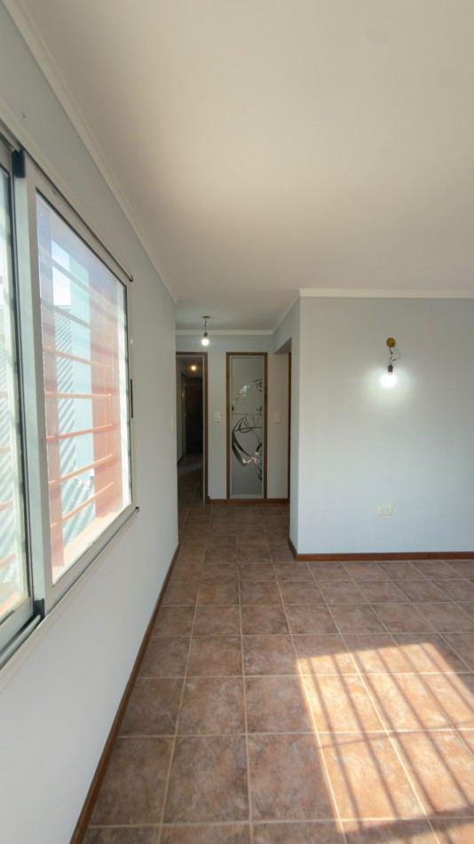 Casa 4 Ambientes en Venta en Lopez de Gomara - 3 Dormitorios, 2 Cocheras y Jardin