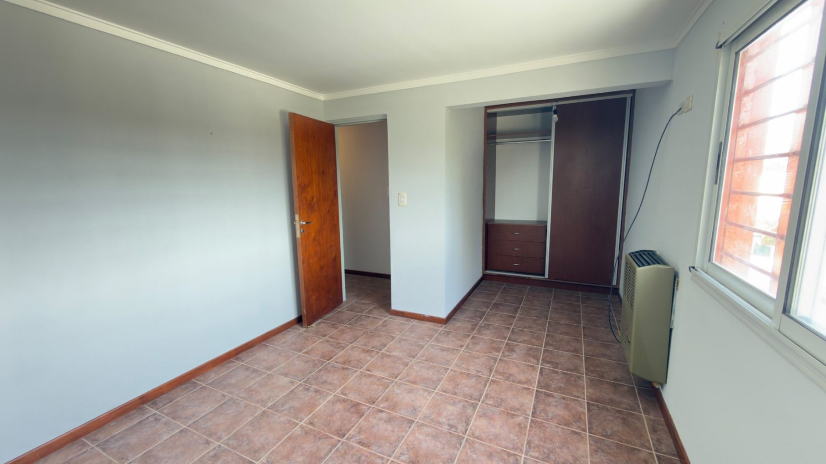 Casa 4 Ambientes en Venta en Lopez de Gomara - 3 Dormitorios, 2 Cocheras y Jardin