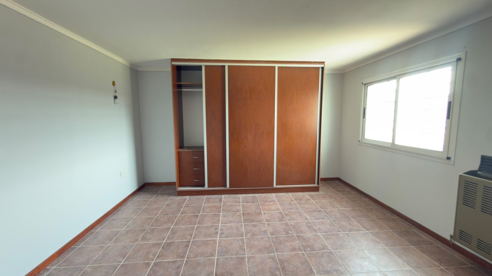Casa 4 Ambientes en Venta en Lopez de Gomara - 3 Dormitorios, 2 Cocheras y Jardin