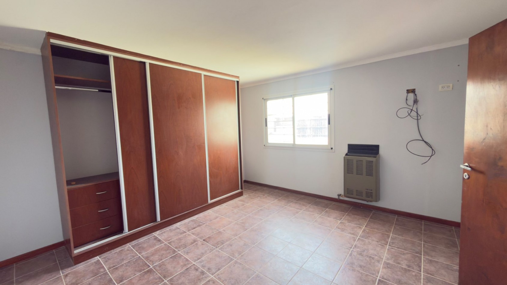 Casa 4 Ambientes en Venta en Lopez de Gomara - 3 Dormitorios, 2 Cocheras y Jardin