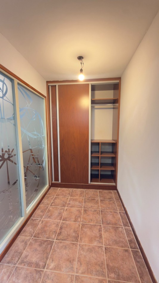 Casa 4 Ambientes en Venta en Lopez de Gomara - 3 Dormitorios, 2 Cocheras y Jardin