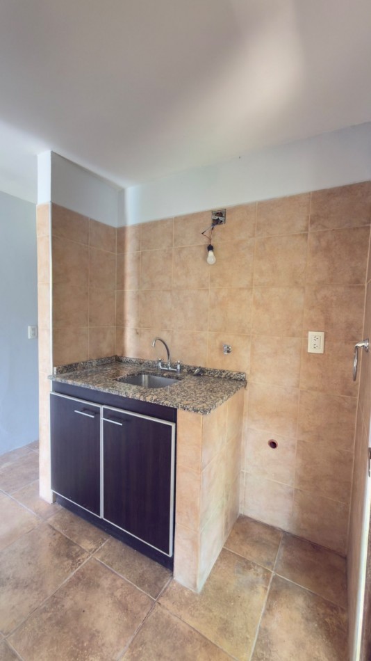 Casa 4 Ambientes en Venta en Lopez de Gomara - 3 Dormitorios, 2 Cocheras y Jardin