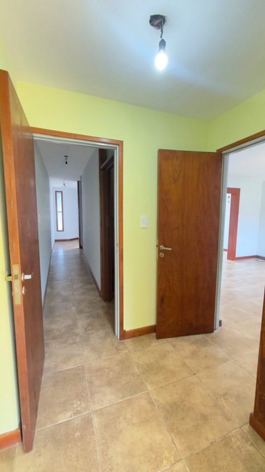 Casa 4 Ambientes en Venta en Lopez de Gomara - 3 Dormitorios, 2 Cocheras y Jardin