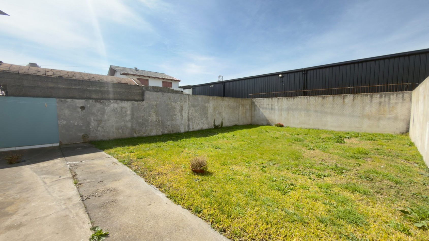 Casa 4 Ambientes en Venta en Lopez de Gomara - 3 Dormitorios, 2 Cocheras y Jardin