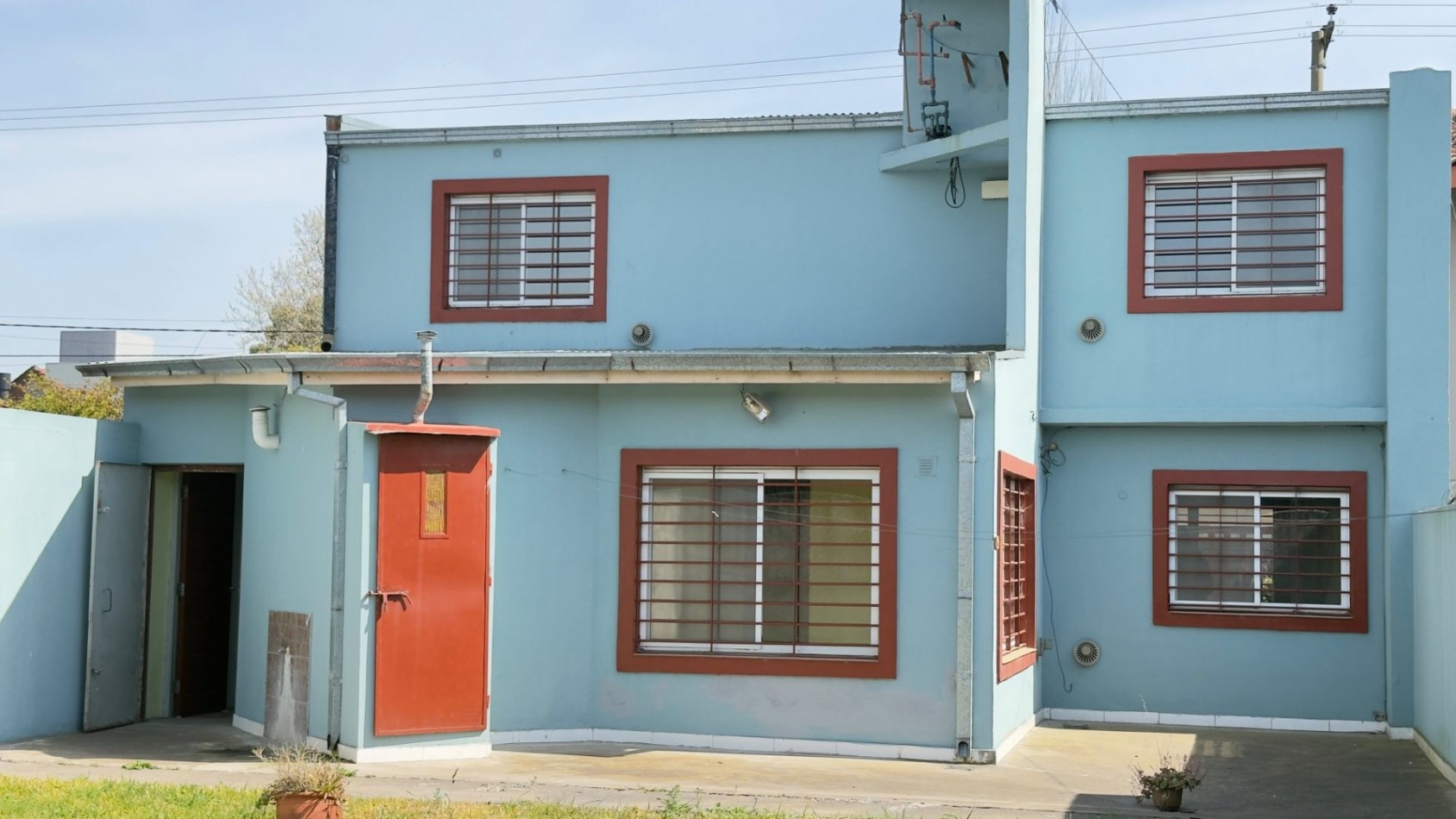 Casa 4 Ambientes en Venta en Lopez de Gomara - 3 Dormitorios, 2 Cocheras y Jardin