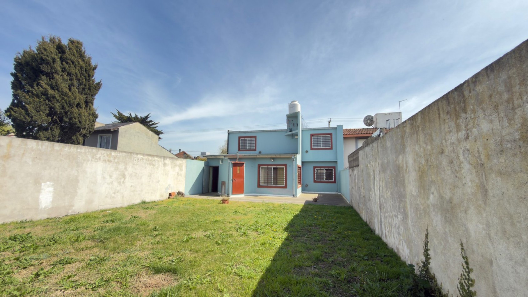 Casa 4 Ambientes en Venta en Lopez de Gomara - 3 Dormitorios, 2 Cocheras y Jardin