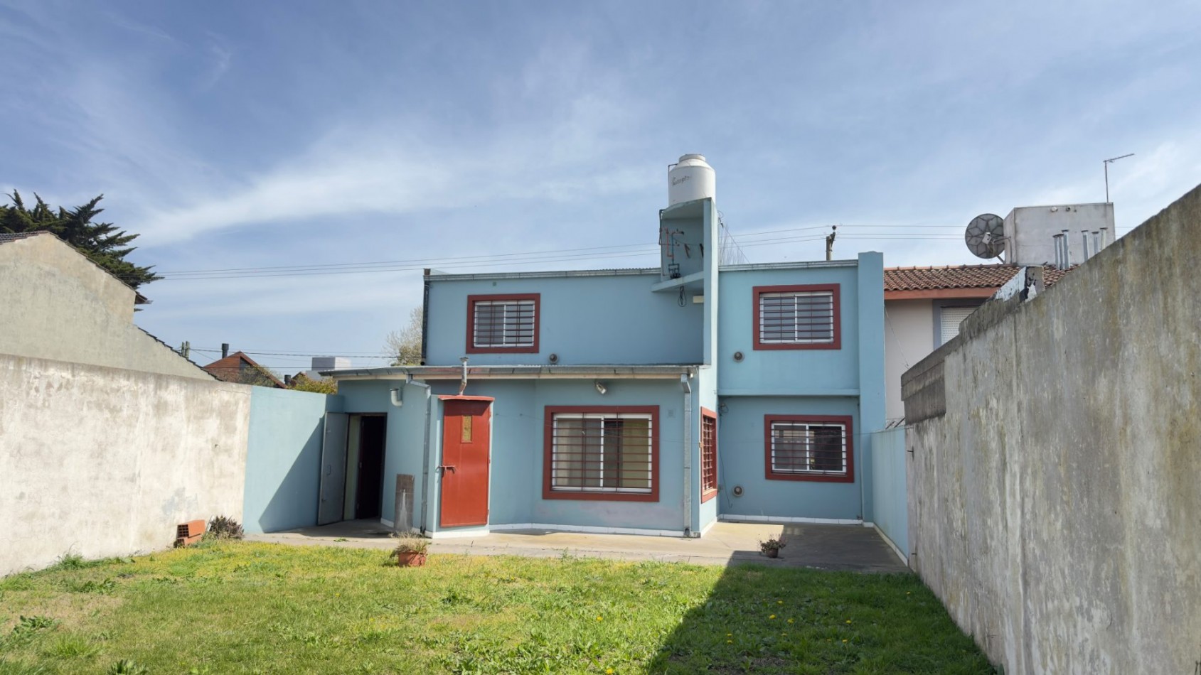 Casa 4 Ambientes en Venta en Lopez de Gomara - 3 Dormitorios, 2 Cocheras y Jardin