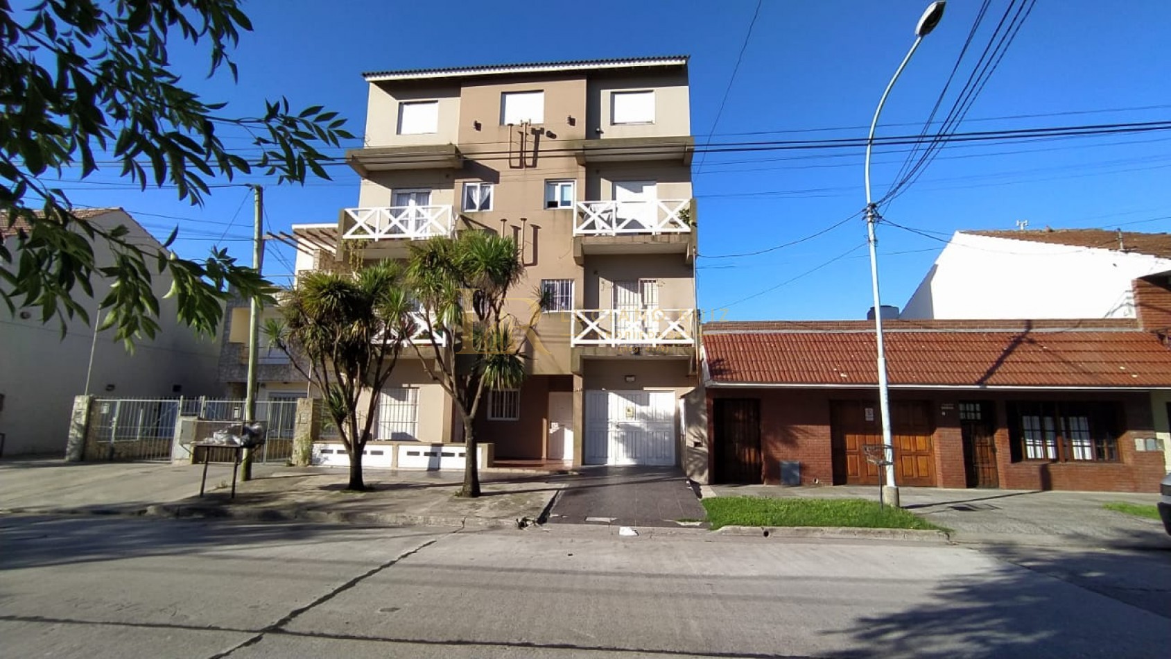 VENTA DEPOSITO EN VILLA PRIMERA 