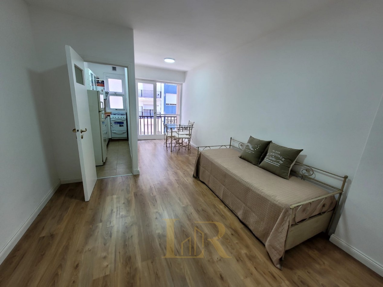 Venta mono-ambiente al frente plaza Colon 