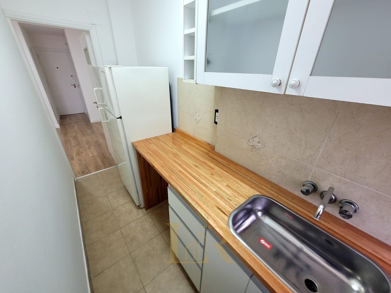 Venta mono-ambiente al frente plaza Colon 